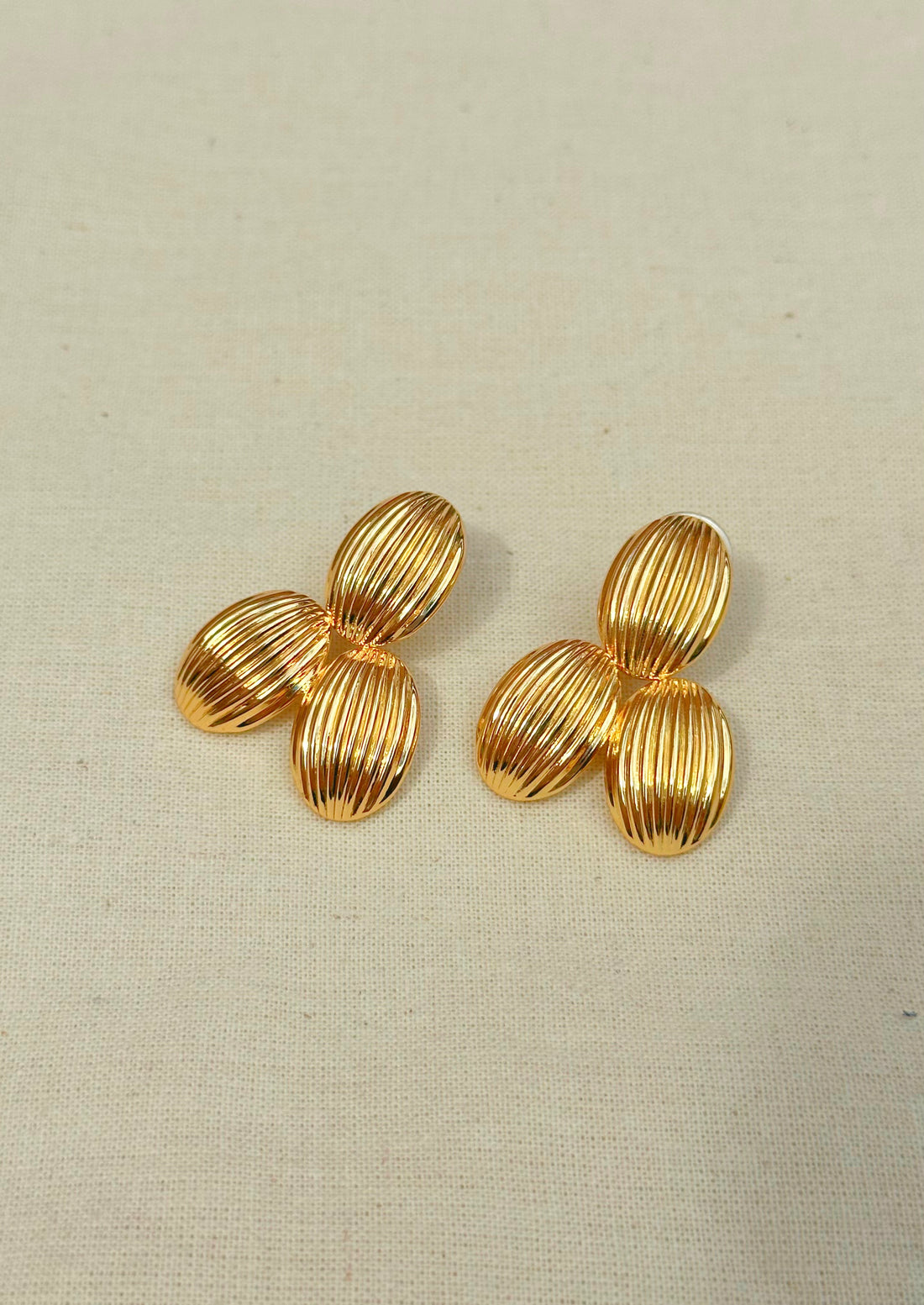 ARETES TREBOL DORADOS