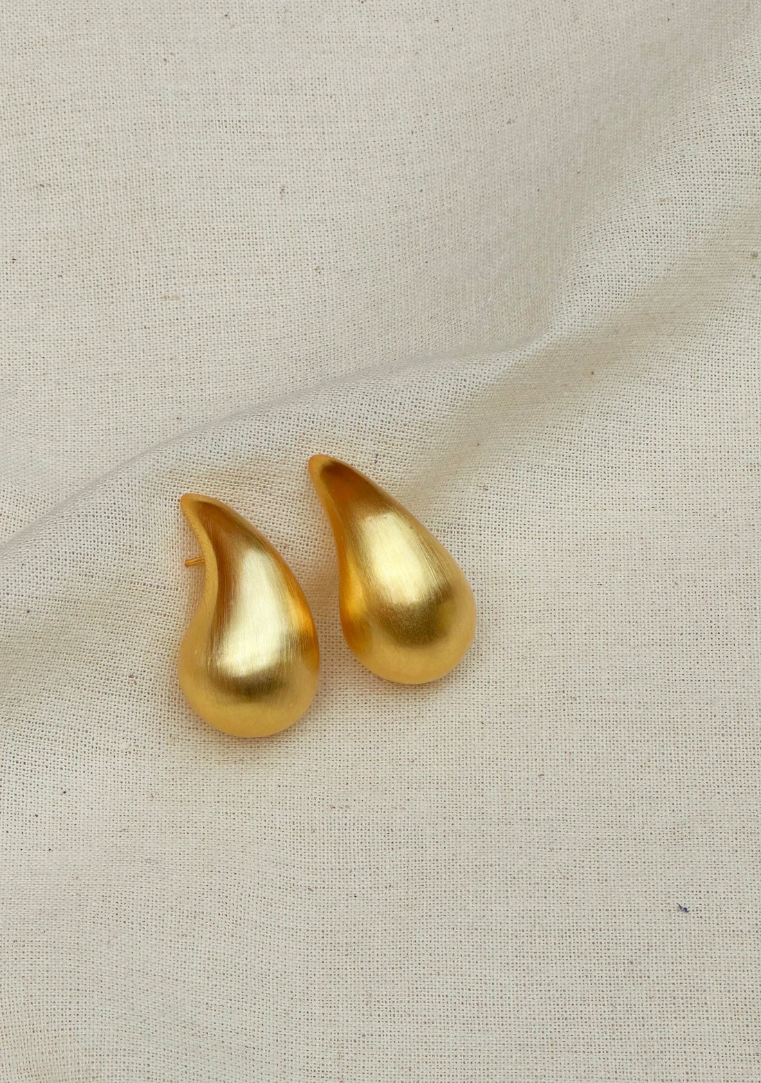 ARETES GRANDES GOTA MATE DORADOS